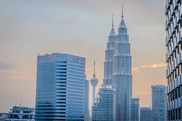 Petronas Towers in Kuala Lumpur Maleisië in de schemering — Stockfoto