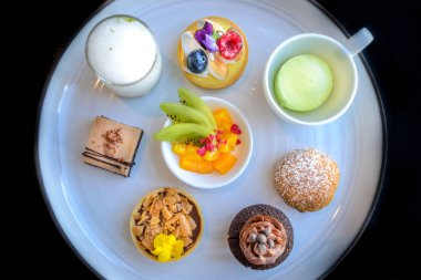 Öğleden sonra çay ve pasta tatlı tatlılar ayarla