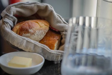 ekmek sepeti, tereyağı ve iyi yemek restoranda su