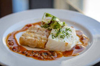 Gümüş morina, ıstakoz makarna ve piquillo sos