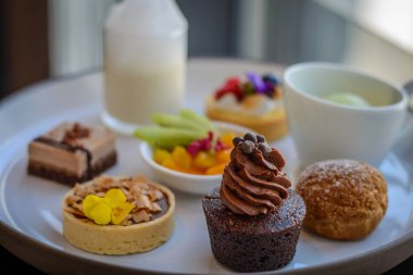 Öğleden sonra çay ve pasta tatlı tatlılar ayarla