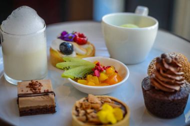 Öğleden sonra çay ve pasta tatlı tatlılar ayarla