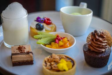 Öğleden sonra çay ve pasta tatlı tatlılar ayarla