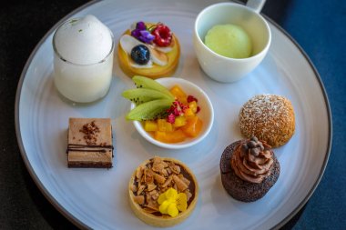 Öğleden sonra çay ve pasta tatlı tatlılar ayarla