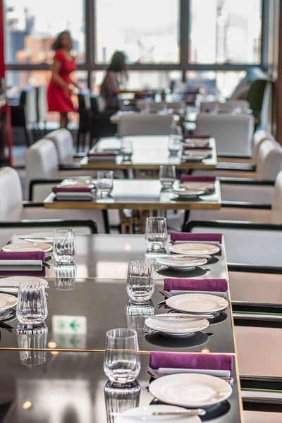 Configuração de mesa em restaurante de jantar fino — Fotografia de Stock