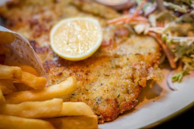 Alman şnitzel domuz pirzolası woth patates ve elma lahana salatası