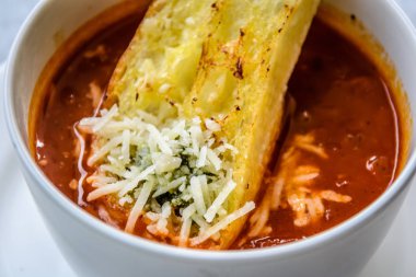 İtalyan sebzeli çorba çorba sarımsaklı ekmek ve rendelenmiş kaşar peyniri ile 