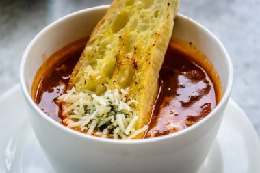 İtalyan sebzeli çorba çorba sarımsaklı ekmek ve rendelenmiş kaşar peyniri ile 