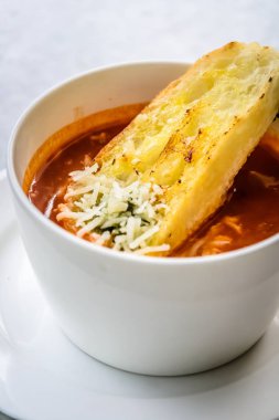 İtalyan sebzeli çorba çorba sarımsaklı ekmek ve rendelenmiş kaşar peyniri ile 