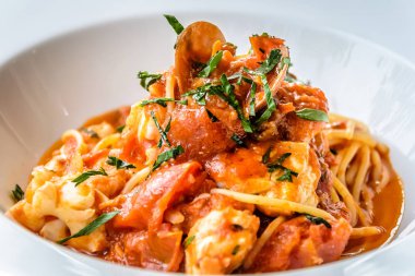 Deniz mahsulleri spagetti makarna İtalyanca 