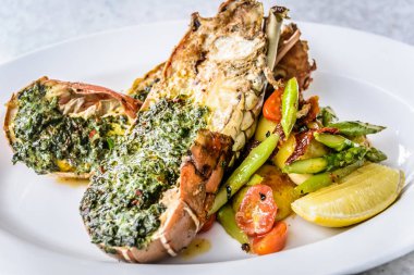 ızgara ıstakoz ot kabuk ve kuşkonmaz ve limon ile