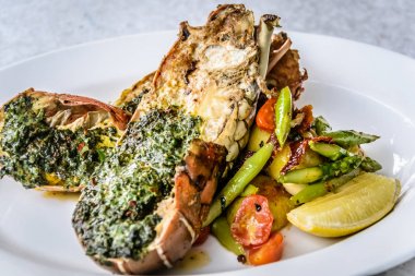 ızgara ıstakoz ot kabuk ve kuşkonmaz ve limon ile