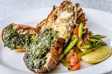 ızgara ıstakoz ot kabuk ve kuşkonmaz ve limon ile