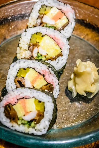 Rolo de suchi japonês com gengibre em conserva — Fotografia de Stock