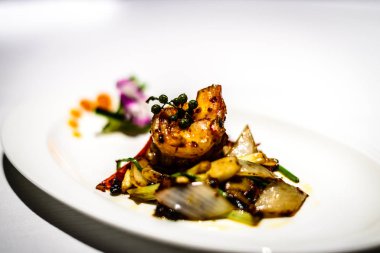 Biber ve soğan ile sote karides