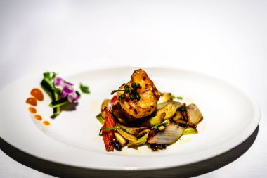 Biber ve soğan ile sote karides