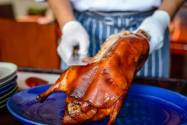 Chinese Chef chopping serving  Peking duck — Stock Photo, Image