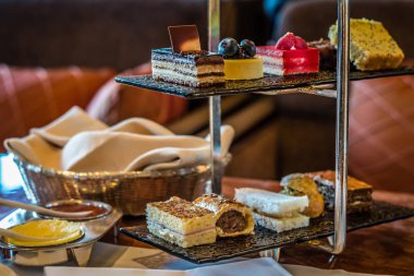 Üç katmanı öğleden sonra çay seti ve hamur işleri