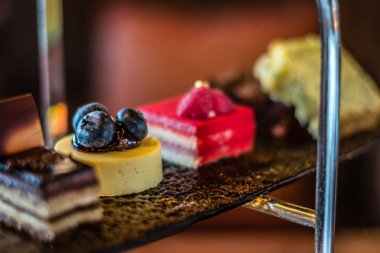 Üç katmanı öğleden sonra çay seti ve hamur işleri