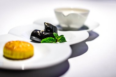 Tatlı Combo yumurta beyaz ile tatlandırılmış badem kremi tatlandırılmış siyah susam rulo Hindistan cevizi suyu ile pişmiş muhallebi puf hamur işleri