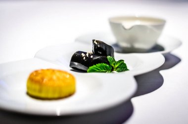 Tatlı Combo yumurta beyaz ile tatlandırılmış badem kremi tatlandırılmış siyah susam rulo Hindistan cevizi suyu ile pişmiş muhallebi puf hamur işleri