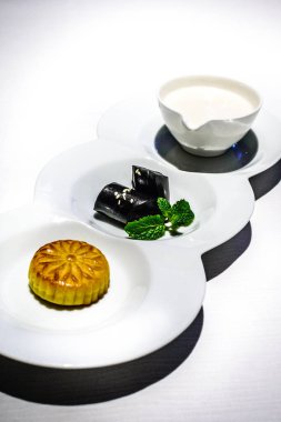 Tatlı Combo yumurta beyaz ile tatlandırılmış badem kremi tatlandırılmış siyah susam rulo Hindistan cevizi suyu ile pişmiş muhallebi puf hamur işleri