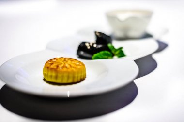 Tatlı Combo yumurta beyaz ile tatlandırılmış badem kremi tatlandırılmış siyah susam rulo Hindistan cevizi suyu ile pişmiş muhallebi puf hamur işleri