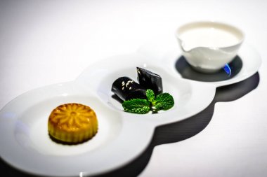 Tatlı Combo yumurta beyaz ile tatlandırılmış badem kremi tatlandırılmış siyah susam rulo Hindistan cevizi suyu ile pişmiş muhallebi puf hamur işleri