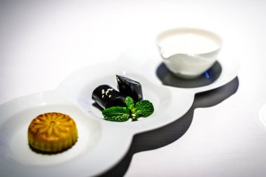 Tatlı Combo yumurta beyaz ile tatlandırılmış badem kremi tatlandırılmış siyah susam rulo Hindistan cevizi suyu ile pişmiş muhallebi puf hamur işleri