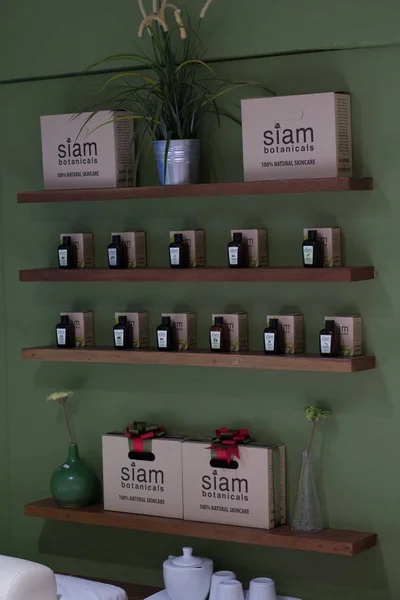 Flaskor av aromaterapi spa eterisk olja på displayen till salu — Stockfoto