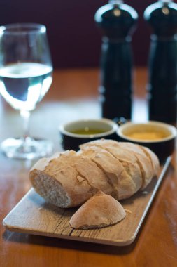 El yapımı ekmek, zeytinyağı ve ahşap bir tabakta Miso yağı.