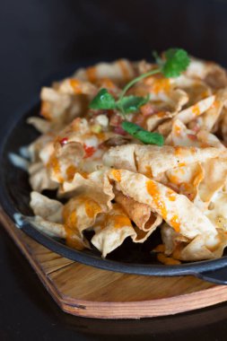 Nacho usulü Papachos. Malezya usulü. Binlerce ada soslu papatya cipsi ve domates dilimleri.