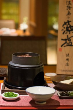 Küçük bir tencerede pirinçli yılan balığı bir restoranda küçük bir soba üzerinde