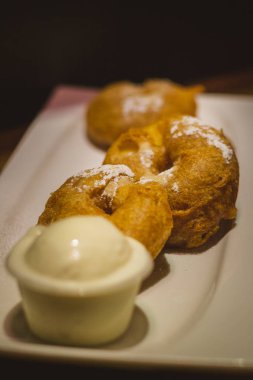 Taze Bavyera Elmalı Turtası Bira Hamuru, Vanilyalı dondurma ve beyaz porselen tabakta taze nane şekeri