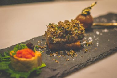 Mevsimlik iştah açıcılar üçlüsü Avruga havyarlı bıldırcın yumurtası mantarlı Mille-feuille patates ve ponzu gelee soslu Ankimo.