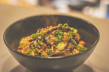 Japon Awabi somenleri siyah bir kasede soğan emülsiyonuyla