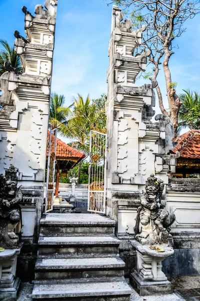Escultura y estatuas balinesas en un jardín balinés en Bali —  Fotos de Stock