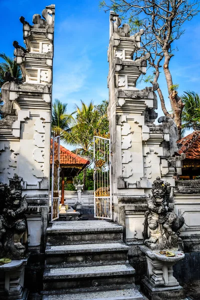 Escultura y estatuas balinesas en un jardín balinés en Bali —  Fotos de Stock