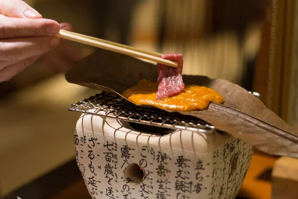 Gegrild wagyu rundvlees op miso saus en een blad op een kleine houtskool kachel — Stockfoto