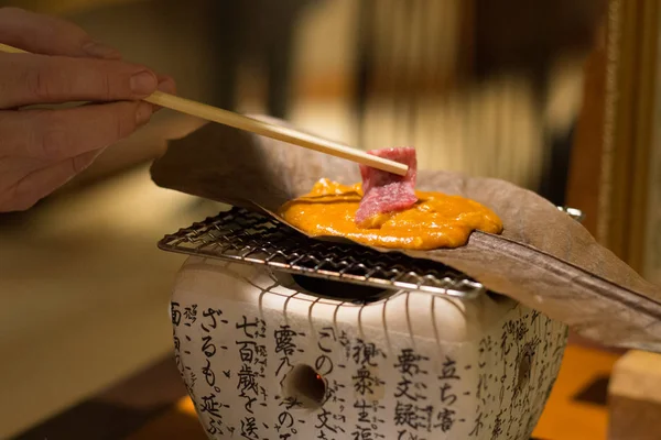 Gegrild wagyu rundvlees op miso saus en een blad op een kleine houtskool kachel — Stockfoto