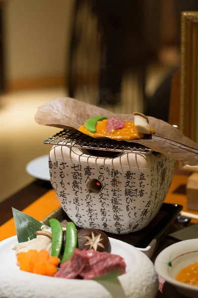Carne de vită wagyu la grătar pe sos miso și o frunză pe o sobă mică de cărbune — Fotografie, imagine de stoc