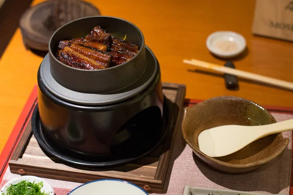 Anghilă cu orez într-o oală mică pe o sobă mică într-un restaurant — Fotografie, imagine de stoc