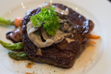 Izgara sığır filetosu biftek ızgara kuşkonmaz ve mantar kreması sosu.
