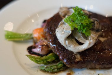 Izgara sığır filetosu biftek ızgara kuşkonmaz ve mantar kreması sosu.