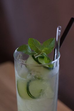 Uzun bardakta salatalık, nane, fesleğen, limonata, ferahlatıcı bir içecek.