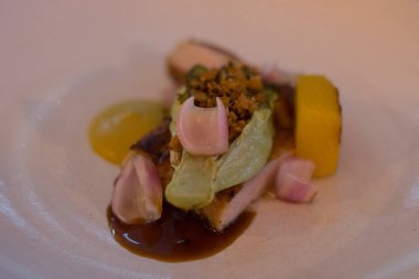 Pork jowl 'un ana yemeği, ananas, arpacık soğanı, çıtır domuz yağı.