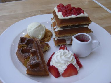 Dondurmalı, taze kremalı, çilekli ve çilekli krep.