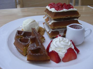 Dondurmalı, taze kremalı, çilekli ve çilekli krep.