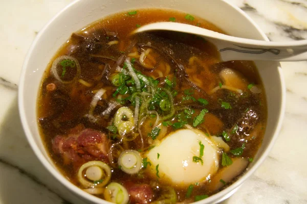 Tokyo-Ramen-Nudeln mit pfeffrigen Harissa-Rinderrippen in Hühnerbrühe — Stockfoto