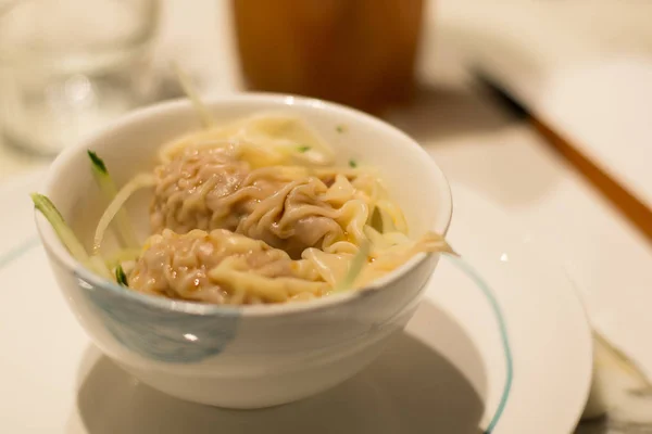 Schweinefleisch und Parmesan mit Trüffelknödel mit Gurkenscheiben — Stockfoto